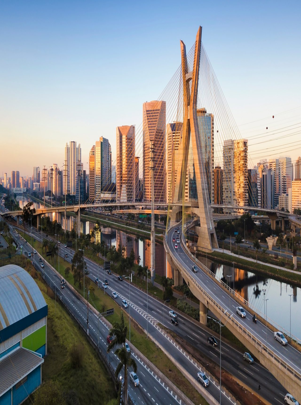 Stadtlandschaft von São Paulo mit der Estaiada-Brücke, die den Pinheiros-Fluss unter einem blauen Himmel überquert