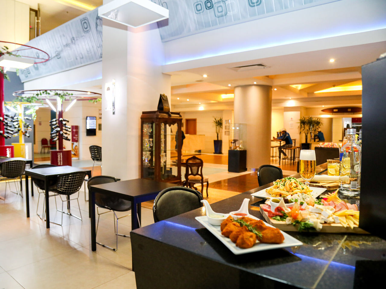 Die Lobbybar im Hotel in Curitiba, Brasilien, serviert Getränke und kleine Snacks, perfekt für die Happy Hour