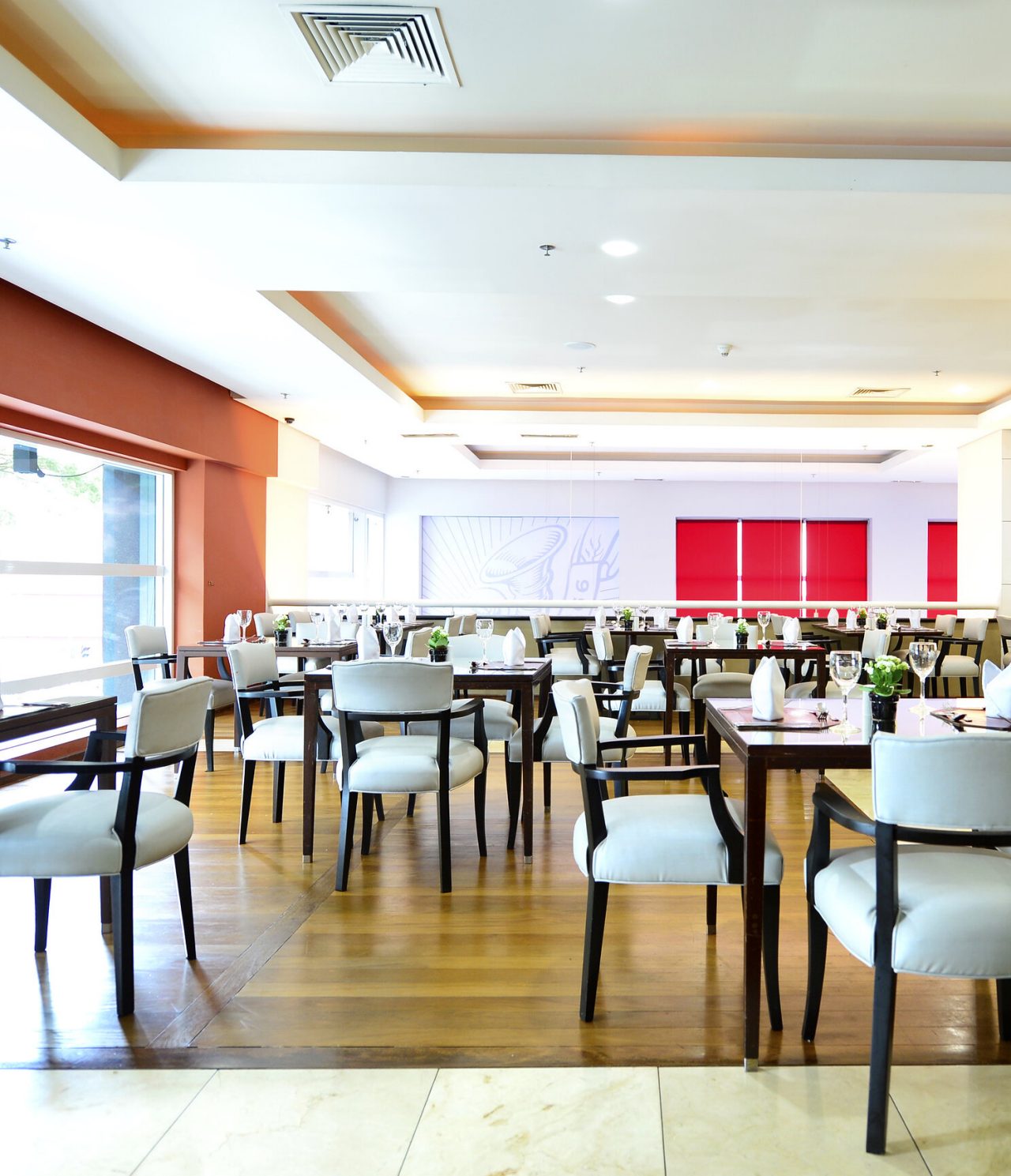 Das Restaurant Cais da Ribeira im Hotel in Curitiba, Brasilien, ist geräumig und hat ein Fenster für natürliches Licht