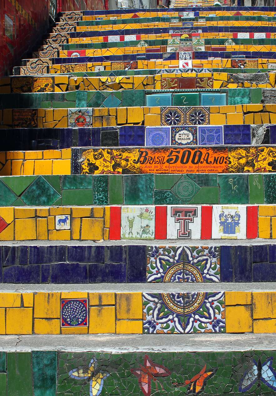 Selarón-Treppe, ein Freiluftkunstwerk mit farbigen Kacheln aus verschiedenen Teilen der Welt auf jeder Stufe
