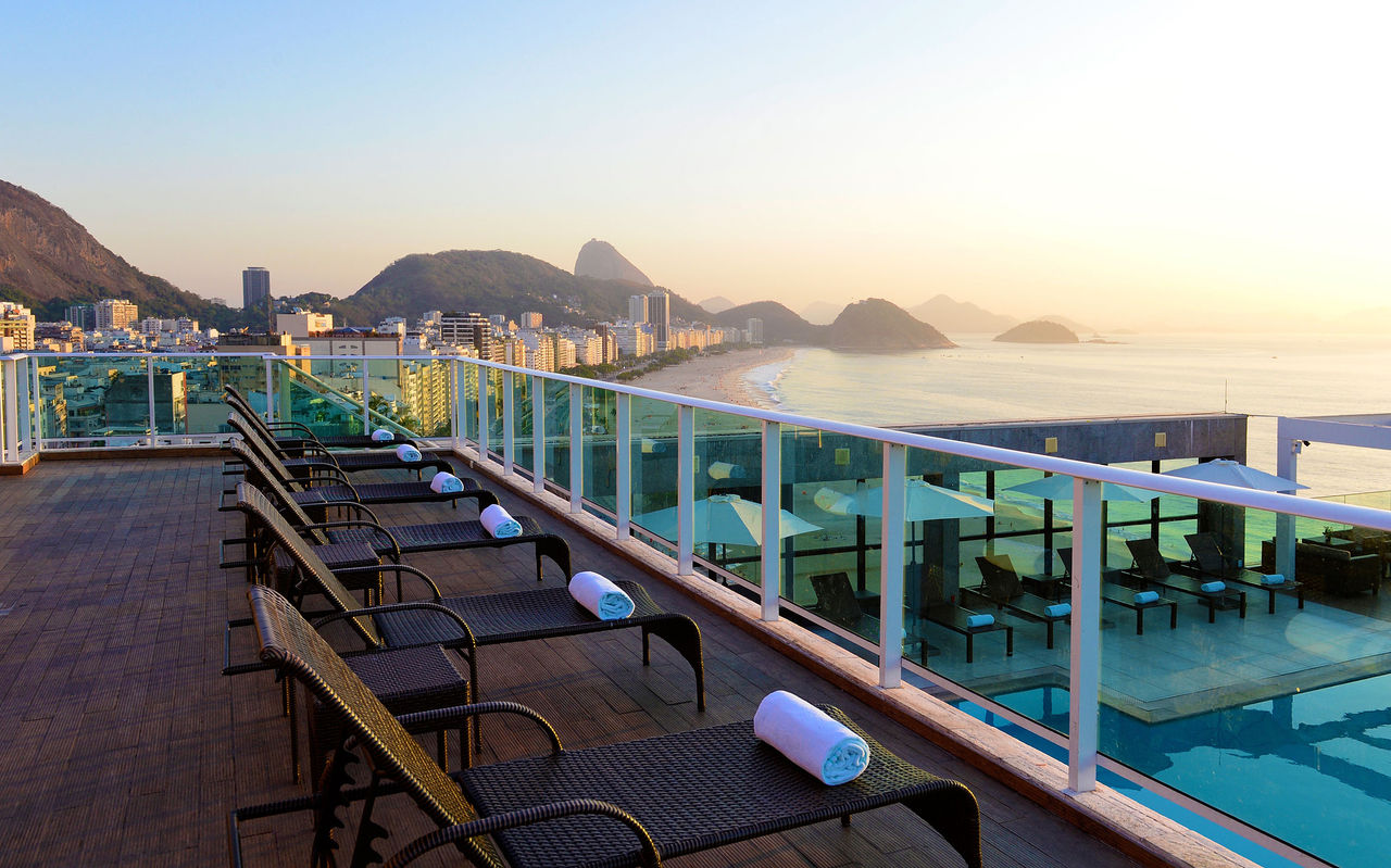 Dachterrasse des 4-Sterne-Hotels in Rio de Janeiro mit Liegen und Copacabana-Blick