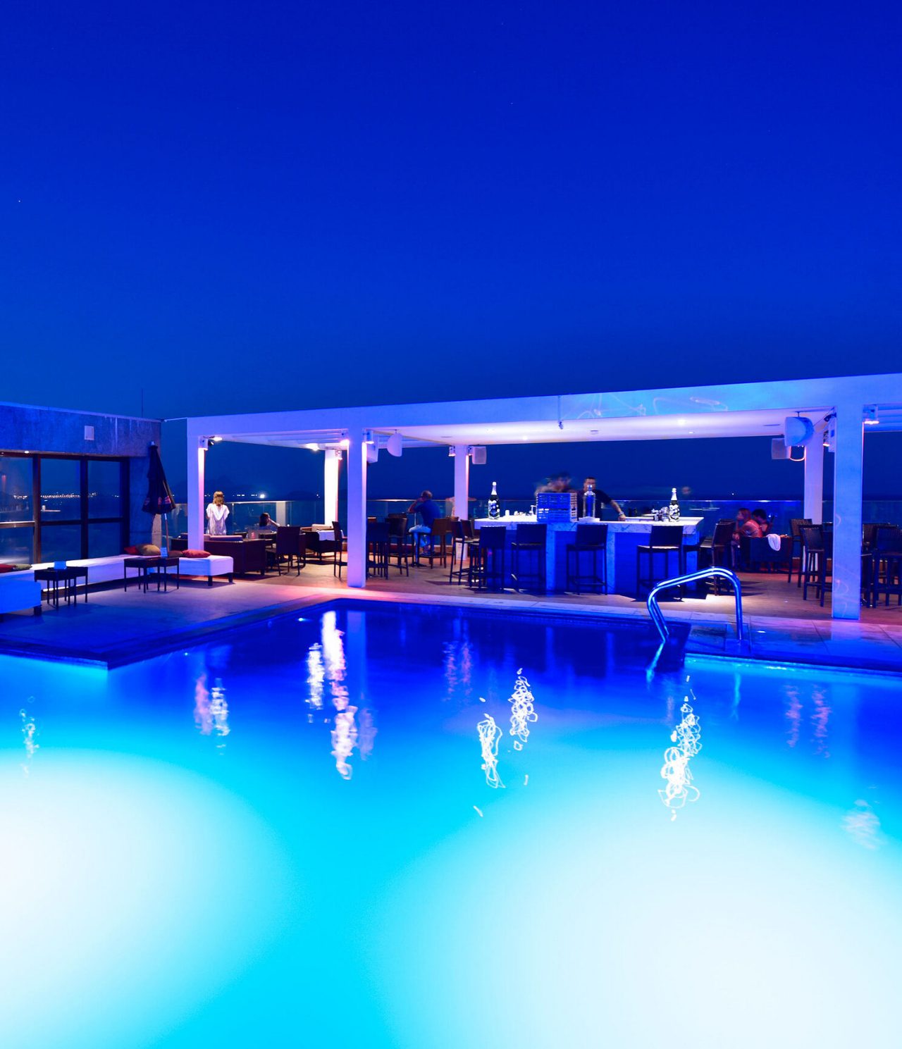 Die Bar Deck im 4-Sterne-Hotel in Rio de Janeiro hat eine Bar über dem Pool mit Tischen und serviert Cocktails