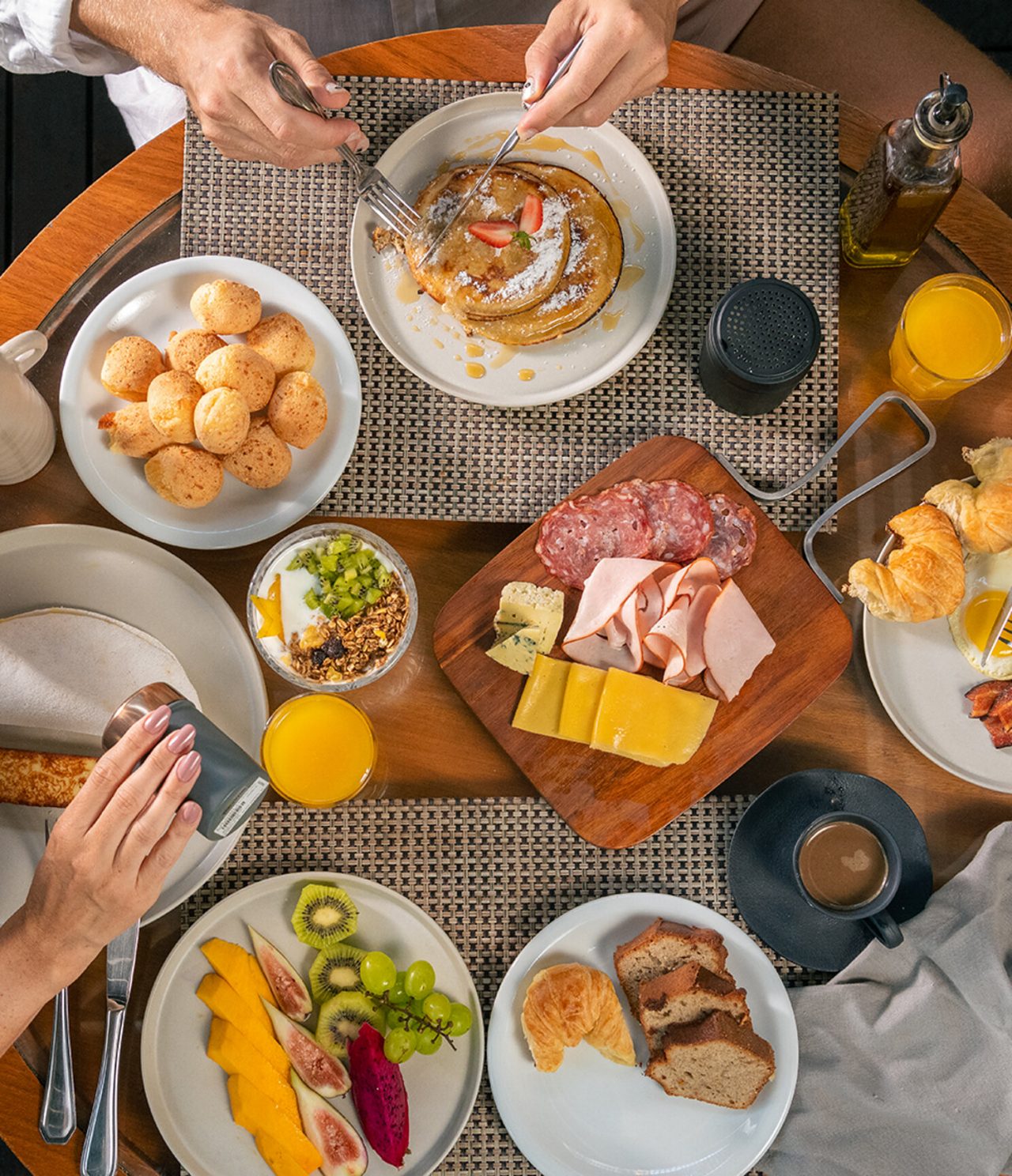 Das Restaurant Cais da Ribeira im 4-Sterne-Hotel in Rio de Janeiro hat einen Tisch mit Wurst, Obst, Brot und Säften