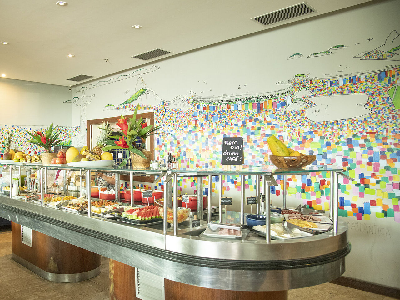 Das Restaurant Cais da Ribeira im 4-Sterne-Hotel in Rio de Janeiro serviert ein Frühstücksbuffet mit Obst, Kuchen und Kaffee