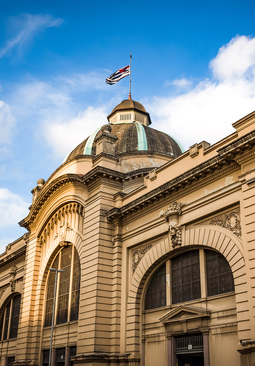 Mercado Municipal in São Paulo, oder Mercadão, hat eine großartige Fassade mit eleganten Bögen und bunten Glasfenstern
