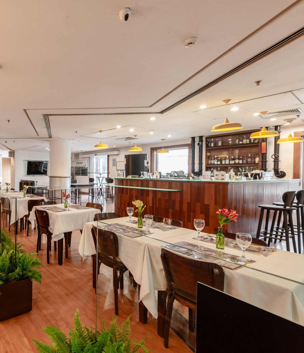 Die Bar Lobby im Hotel im Zentrum von São Paulo hat einen Tresen mit Stühlen, wo man einen Cocktail bestellen kann