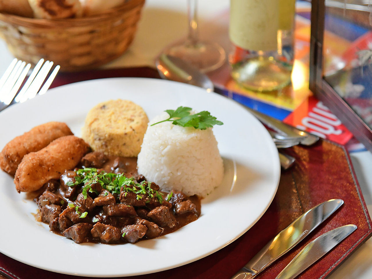 Die Bar Lobby im Hotel von São Paulo serviert brasilianische Gerichte wie Fleisch mit Farofa, Reis und gebratener Banane