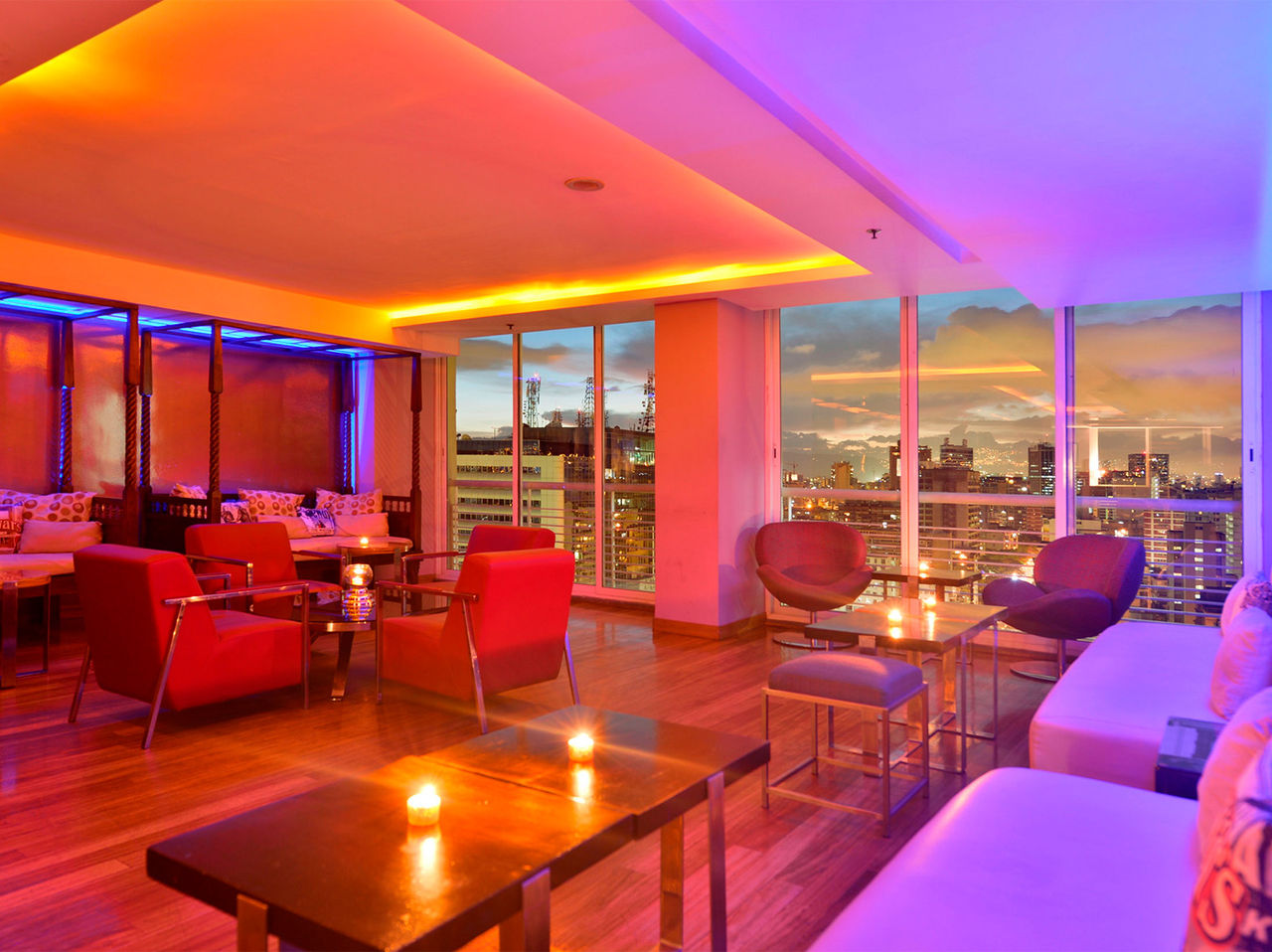 Die Bar Lounge Ávila im Hotel in Caracas hat einen Panoramablick auf den Ávila-Berg und ein modernes, elegantes Ambiente