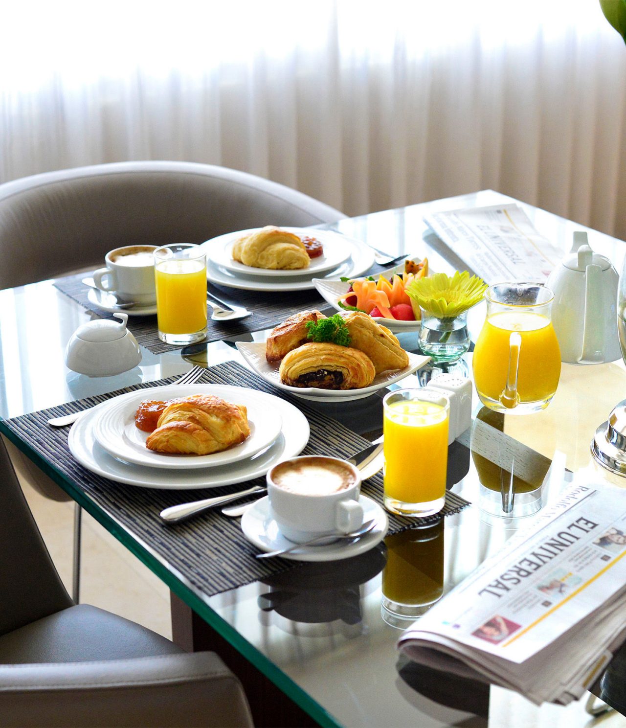 Das Restaurant Ribeira Brava im Hotel in Caracas serviert ein abwechslungsreiches Frühstück mit Säften, Kaffee und Croissants