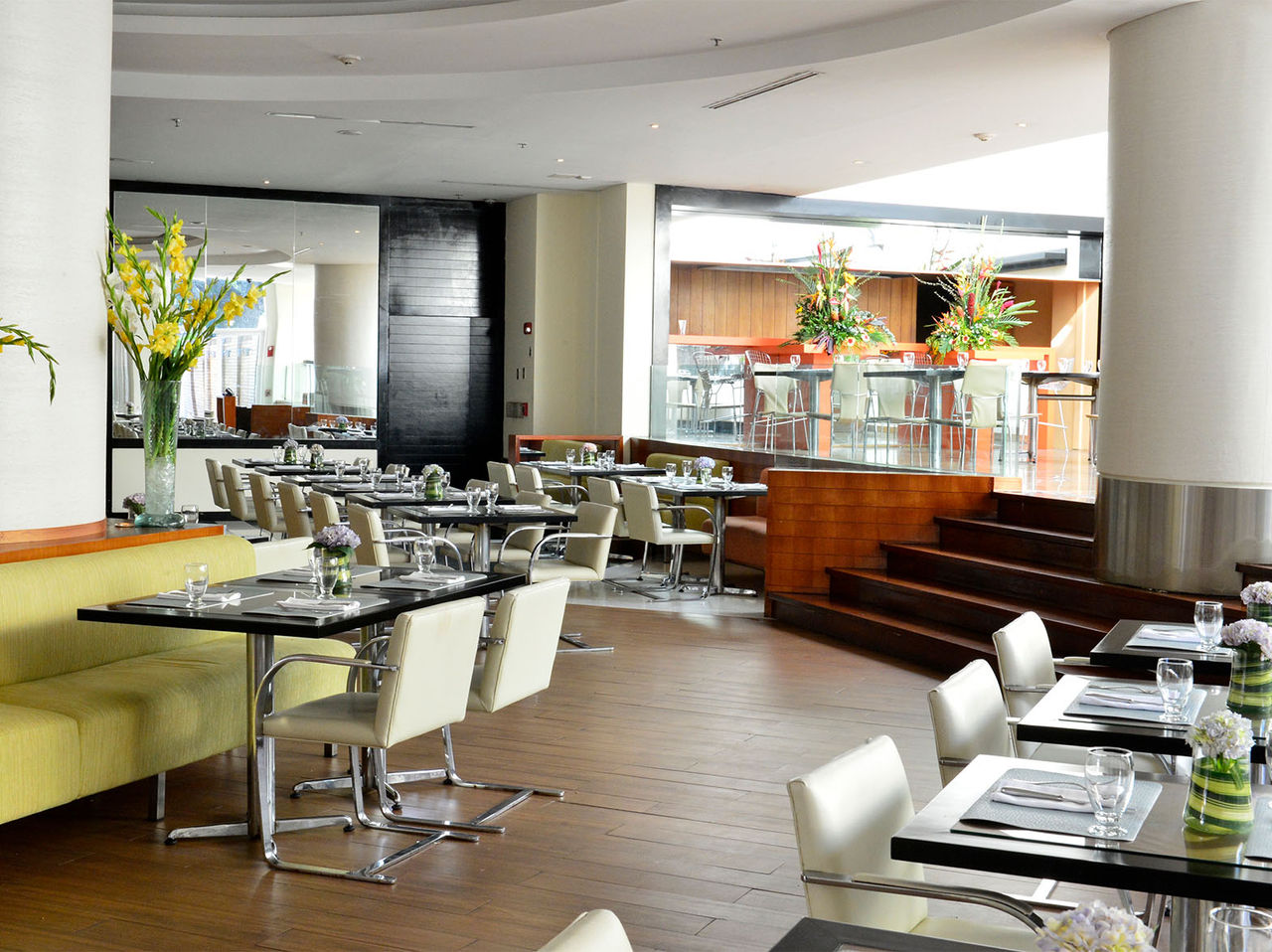 Das Restaurant Ribeira Brava im Hotel in Caracas hat eine elegante, einladende Atmosphäre mit Sofas und gepolsterten Stühlen