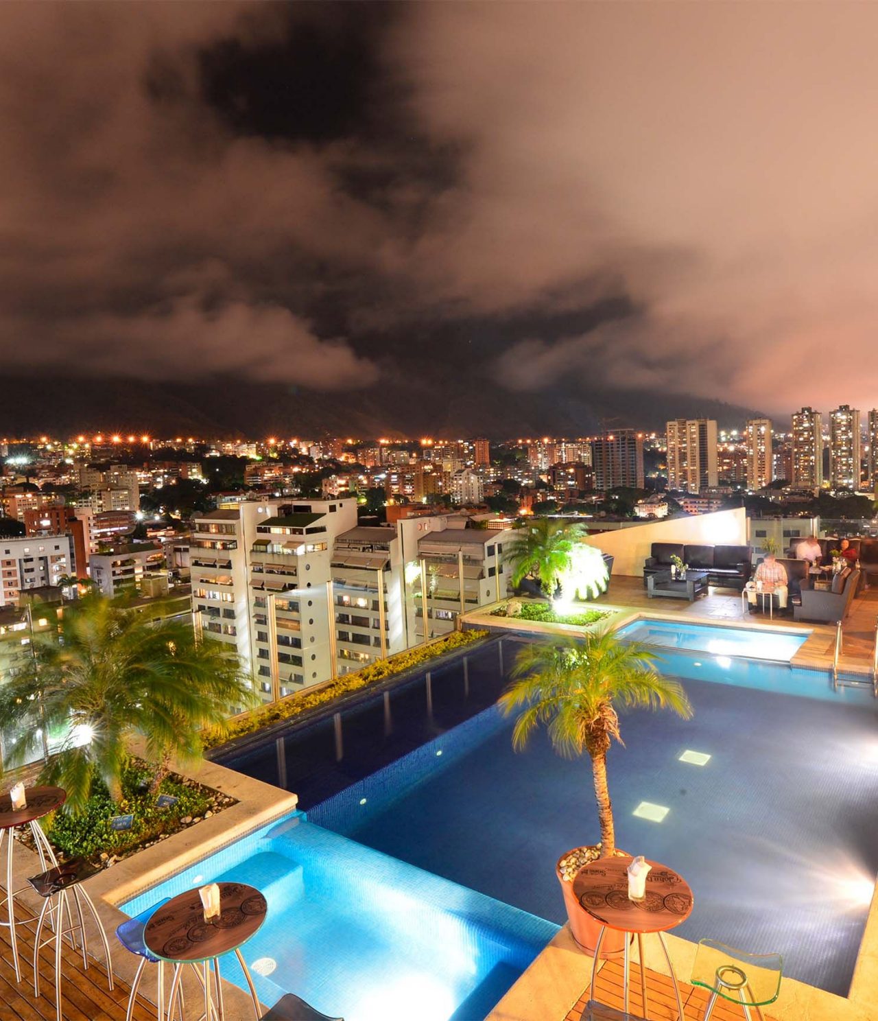 Die Bar Lounge Vip 19 im Hotel in Caracas hat einen Pool, Palmen und einen Panoramablick über die Stadt
