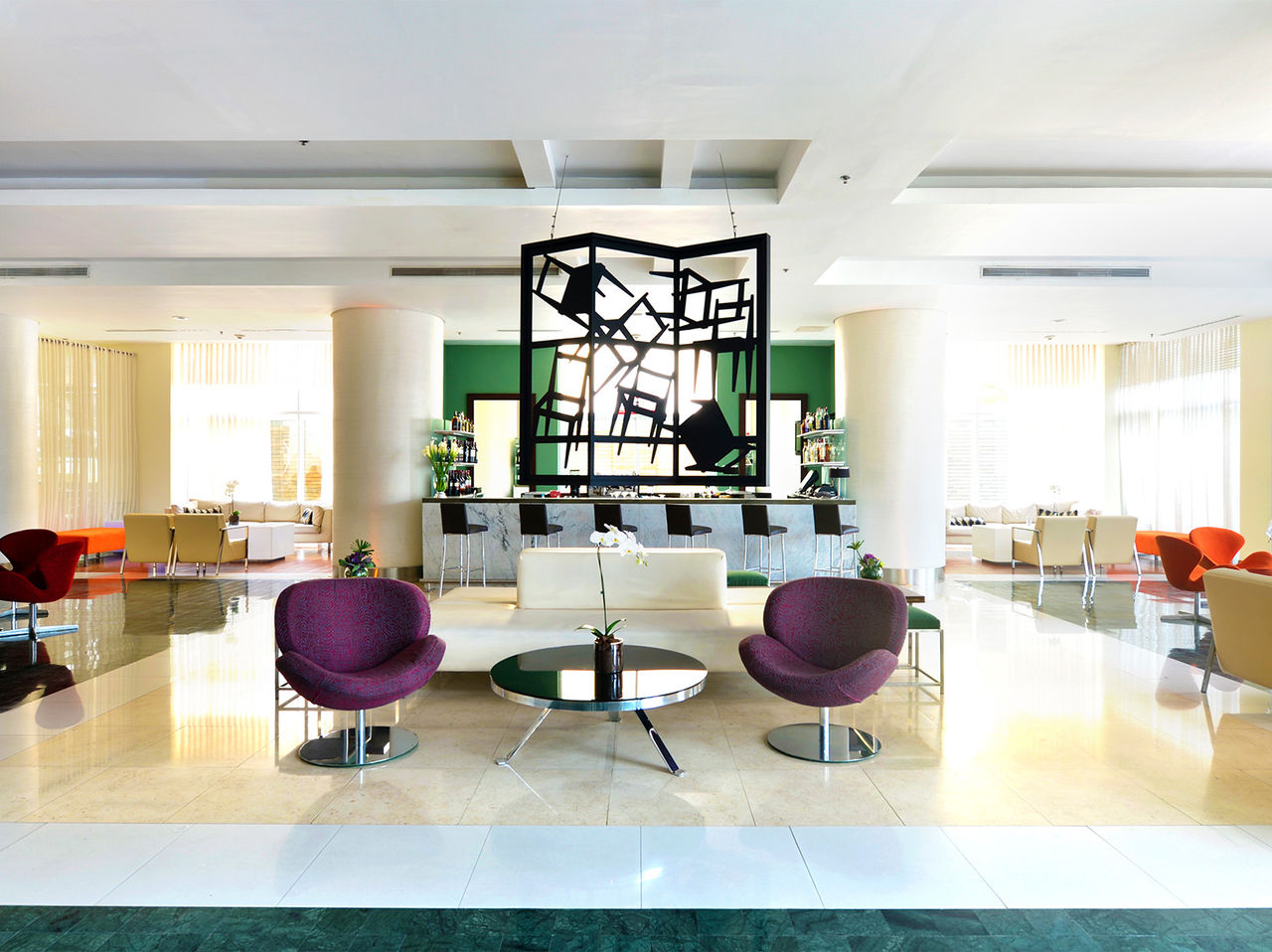 Die Lobby Bar im Hotel in Caracas hat eine entspannte Atmosphäre mit Sofas und Sessel für Getränke