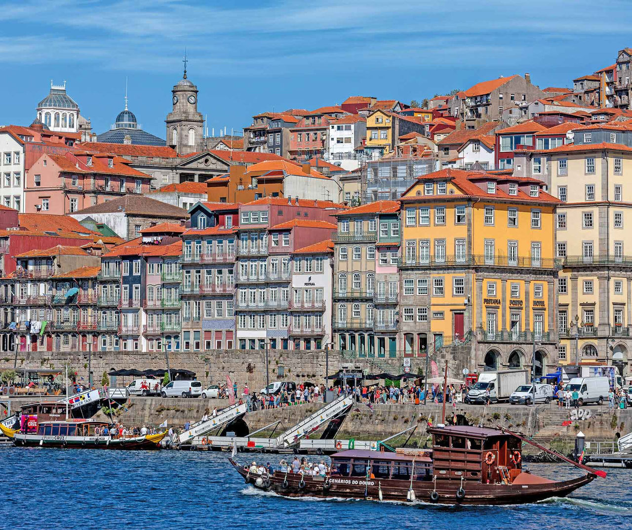 Porto hotel mit Blick auf bunte Häuser am Douroufer und traditionelle Boote vor der historischen Altstadt