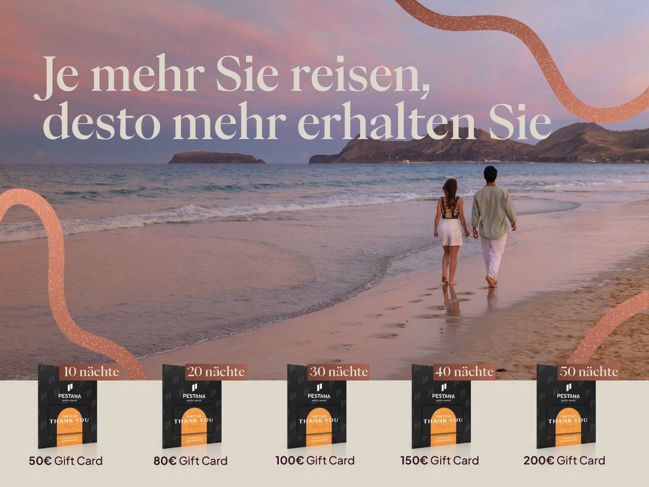 Paar spaziert bei Sonnenuntergang am Strand, darunter gestaffelte Geschenkkarten mit Reiseprämien
