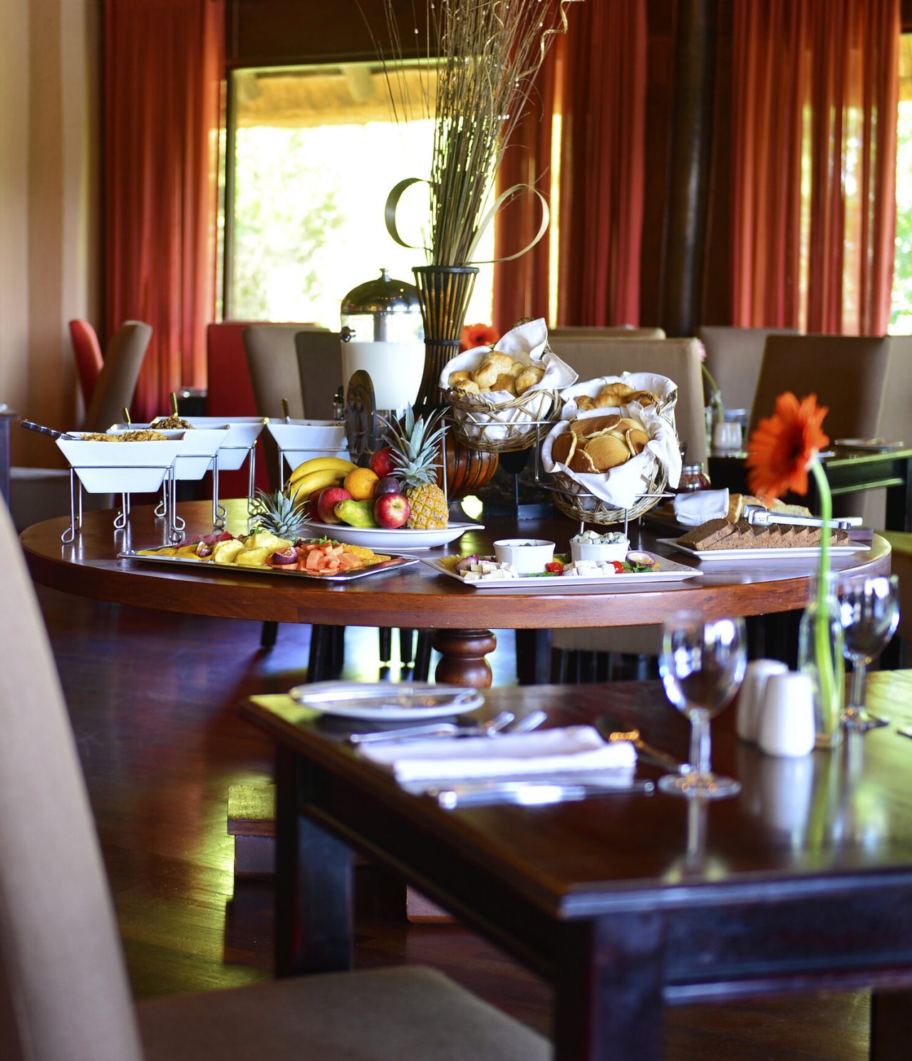 Buhlebethu restaurant, 4-star Kruger Park hotel: round table buffet