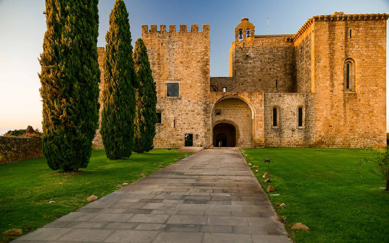 Discover our best tips for your next trip to Alentejo on Pestana Stories with historic stone castle views