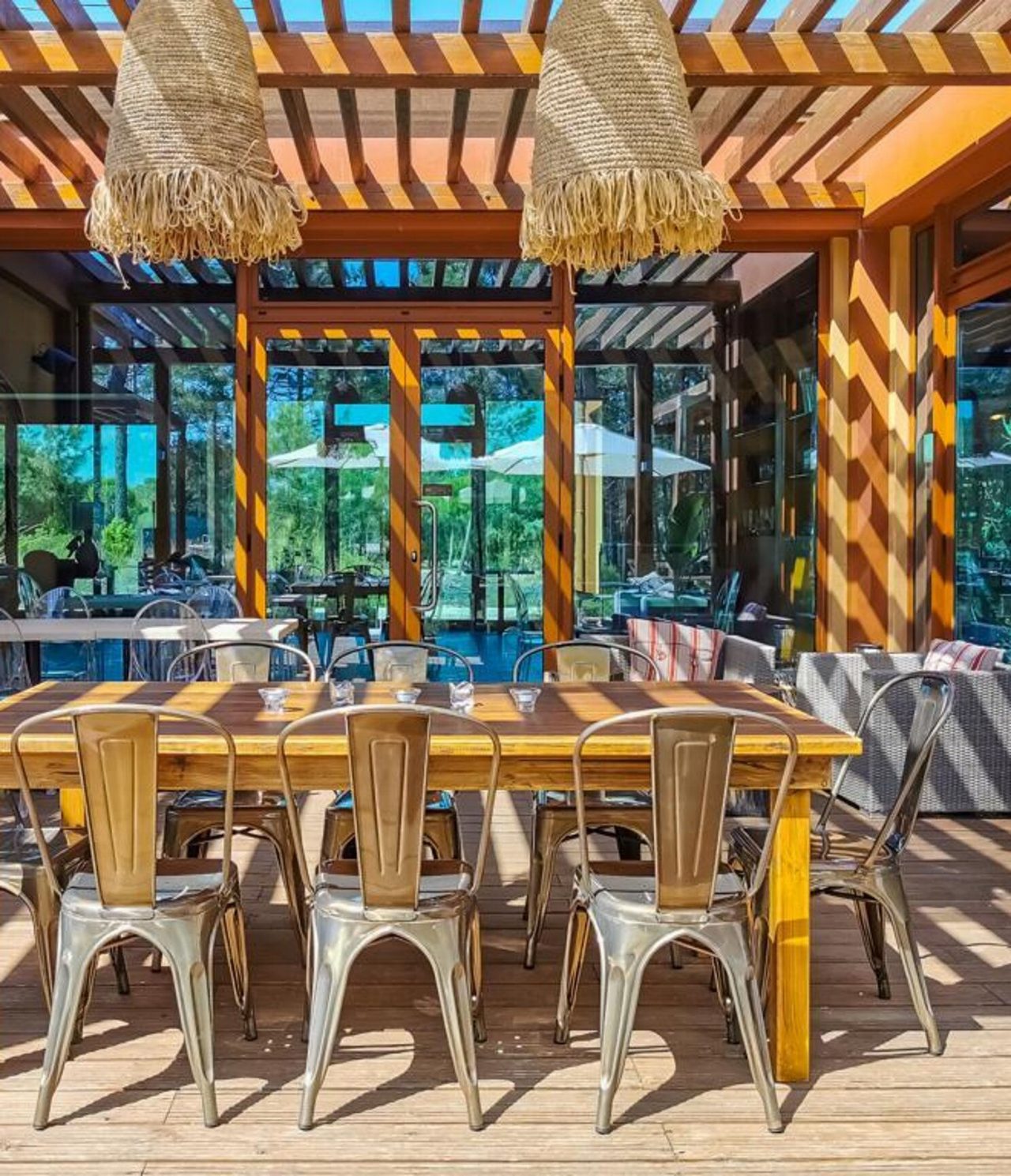 The Grão de Bico restaurant, at the Eco Resort 10 Minutes from the Comporta Beach, has a terrace with tables and chairs