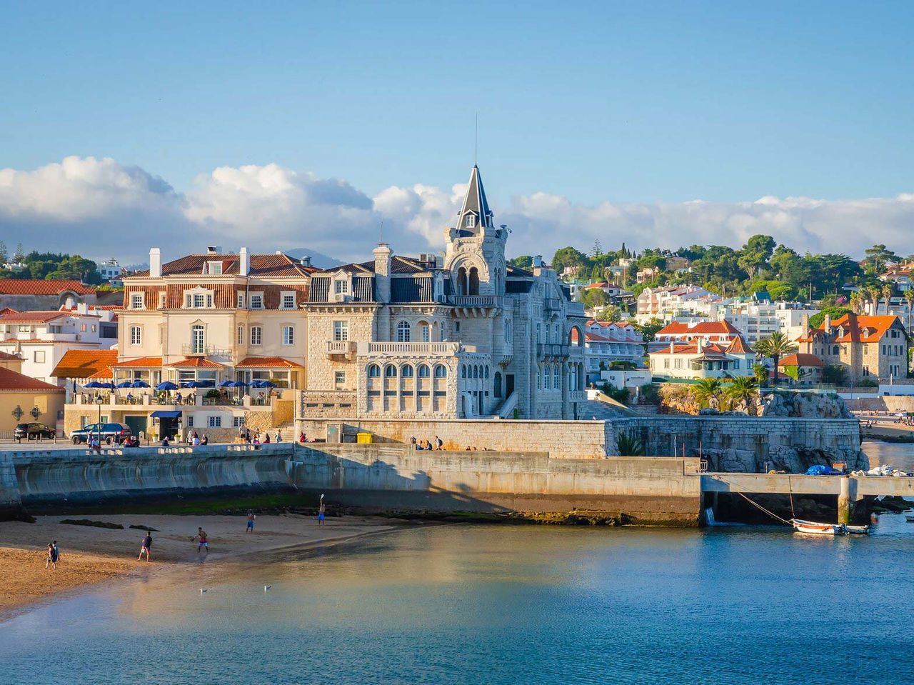 Stay in hotels in Cascais, near the beach, and take the opportunity to visit historical monuments such as Palacete Seixas