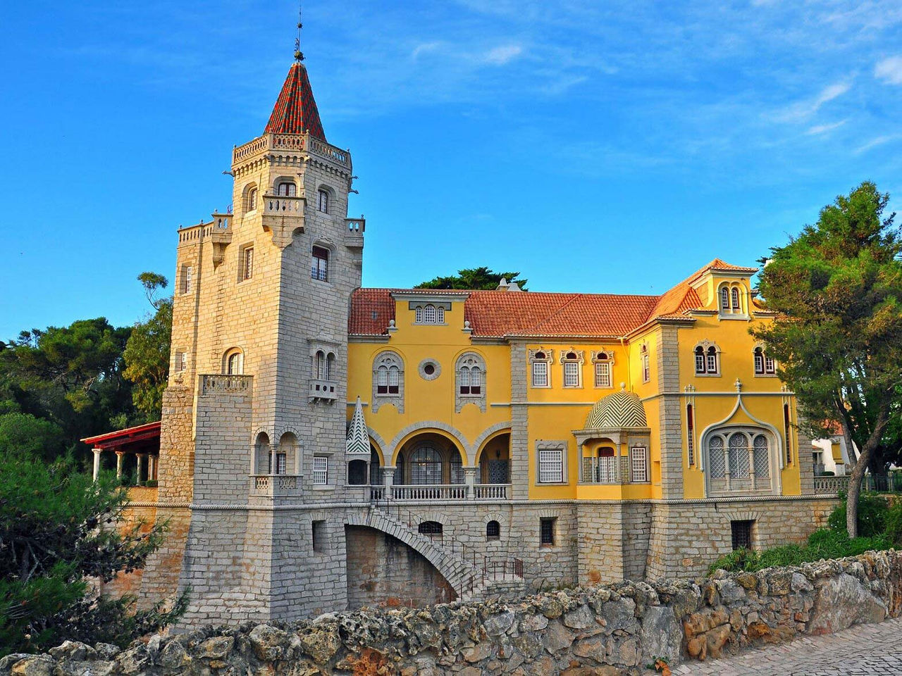 Stay in hotels in Cascais, near the beach, and discover monuments such as the Palace of the Counts of Castro Guimarães