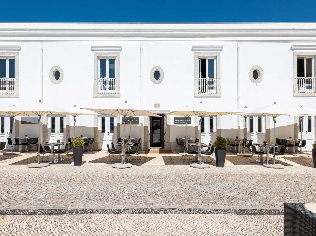 Restaurant Taberna da Praça in a 5-Star Hotel in Cascais, has a terrace near Cascais Marina