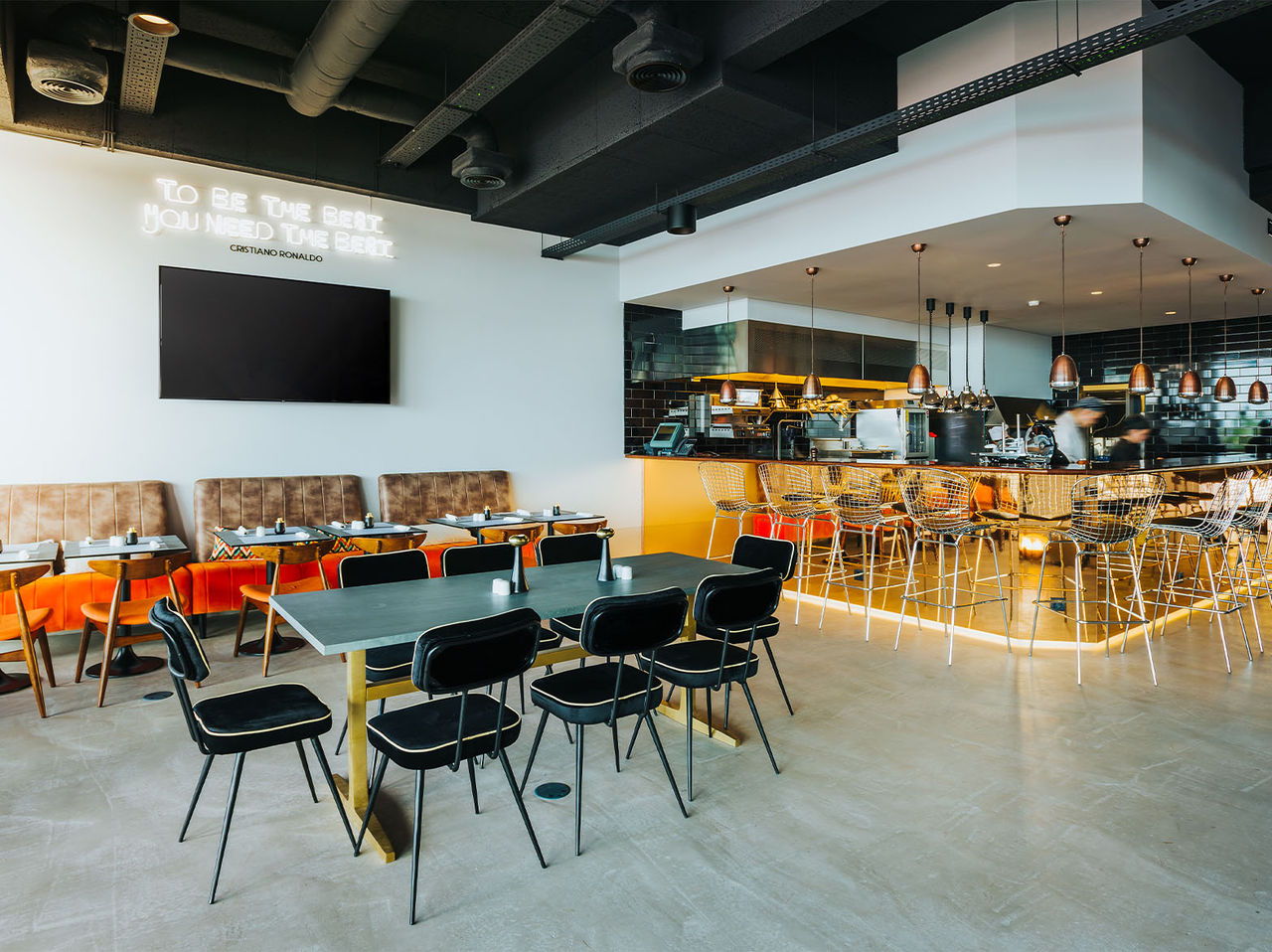 Corner, 4-Star Hotel in Madeira, offers spacious dining to enjoy food