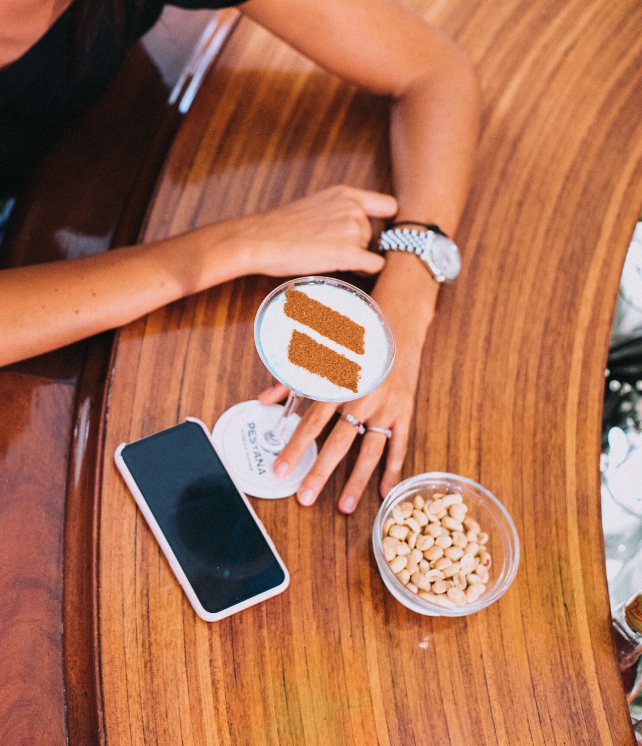 The Vila Lido Restaurant, at the Hotel with Sea Access in Funchal, serves a cocktail with the Pestana symbol and peanuts