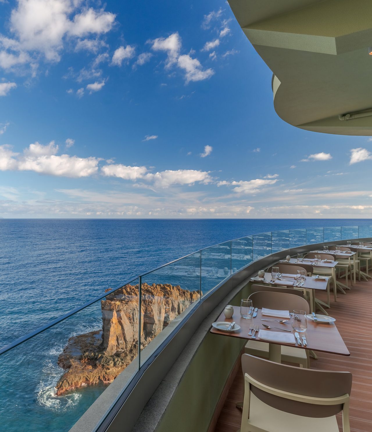 The Flor do Mar restaurant, at the Hotel with Sea Access in Funchal, has a terrace with sea views