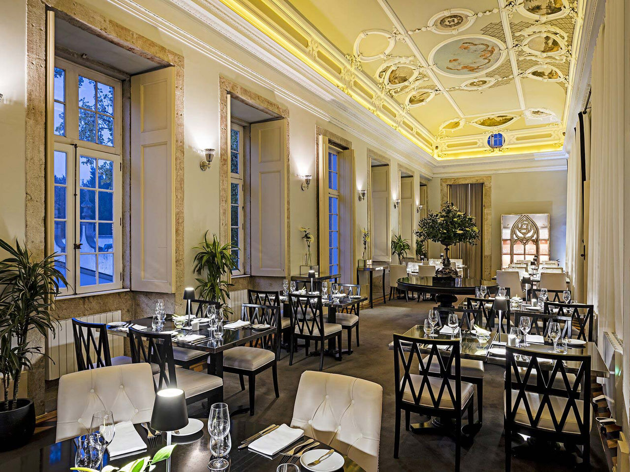 Restaurante do Pestana Palácio do Freixo, Hotel 5 Estrelas no Porto, Monumento Nacional, com mesas elegantes, decoração clássica e teto ornamentado iluminado por luz suave