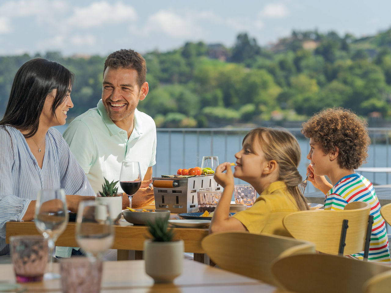 The Aroma restaurant at the Premium Porto hotel has a large space with family-friendly food