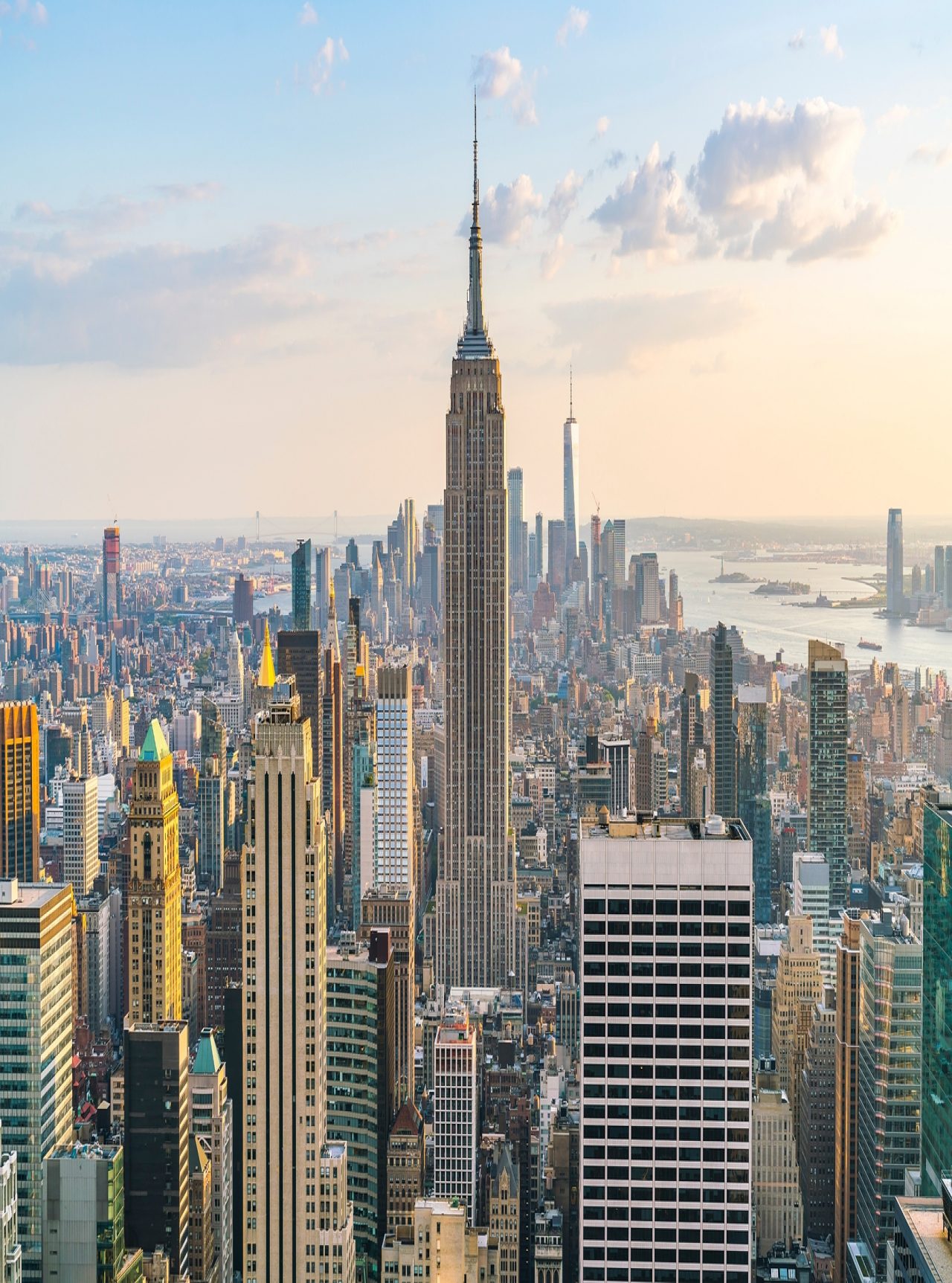 New York skyline with the Empire State Building in the foreground, surrounded by skyscrapers in downtown Manhattan
