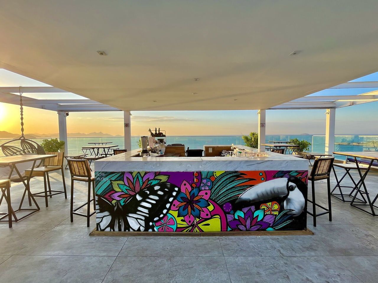 Deck Bar, 4-Star Hotel in Rio de Janeiro, serves drinks like cocktails with tables overlooking the sea