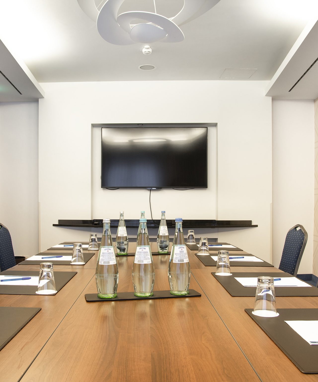 Meetings and Conferences at Pestana Hotel Group, in small, elegantly decorated rooms equipped with water bottles