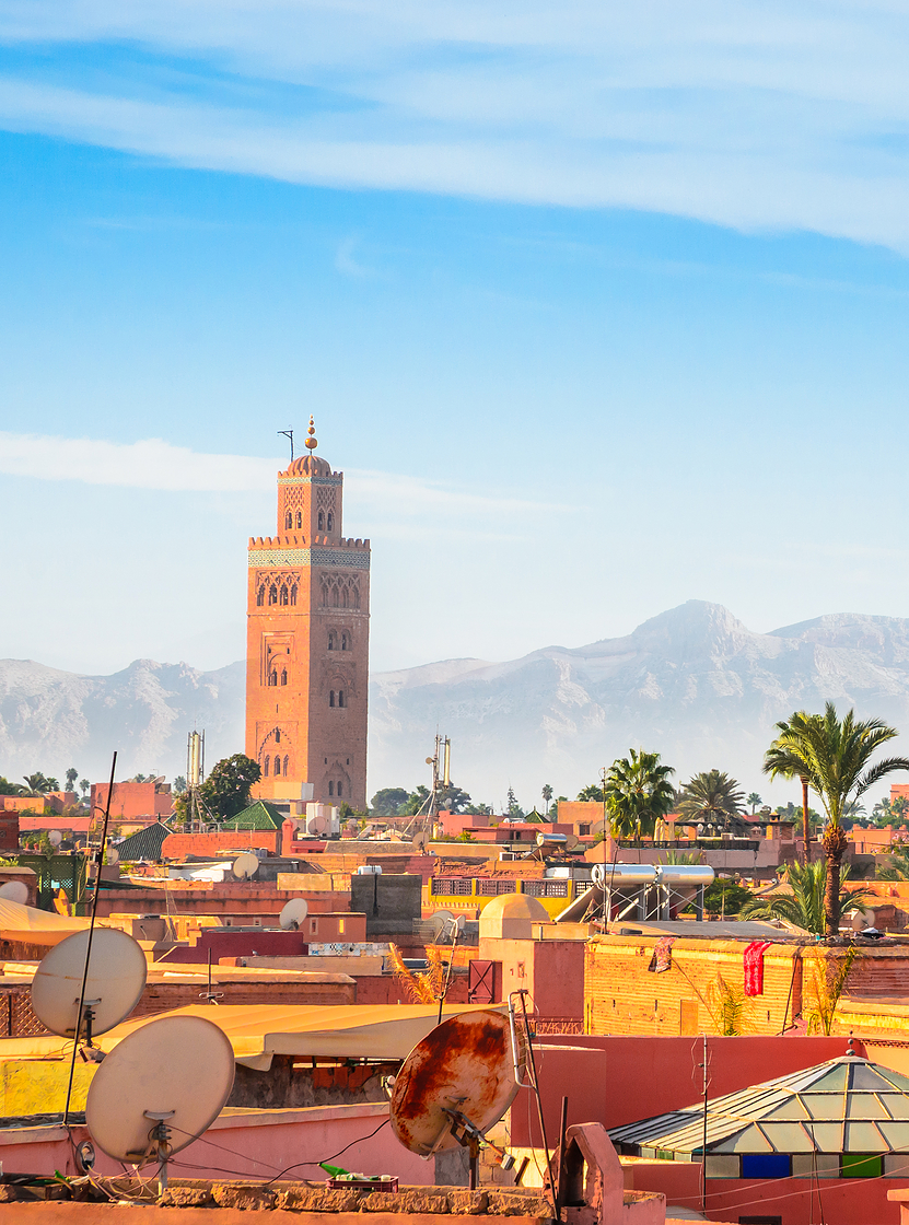 Vista aérea del centro histórico de Marrakech, con la torre de la Mezquita Koutoubia y las montañas circundantes