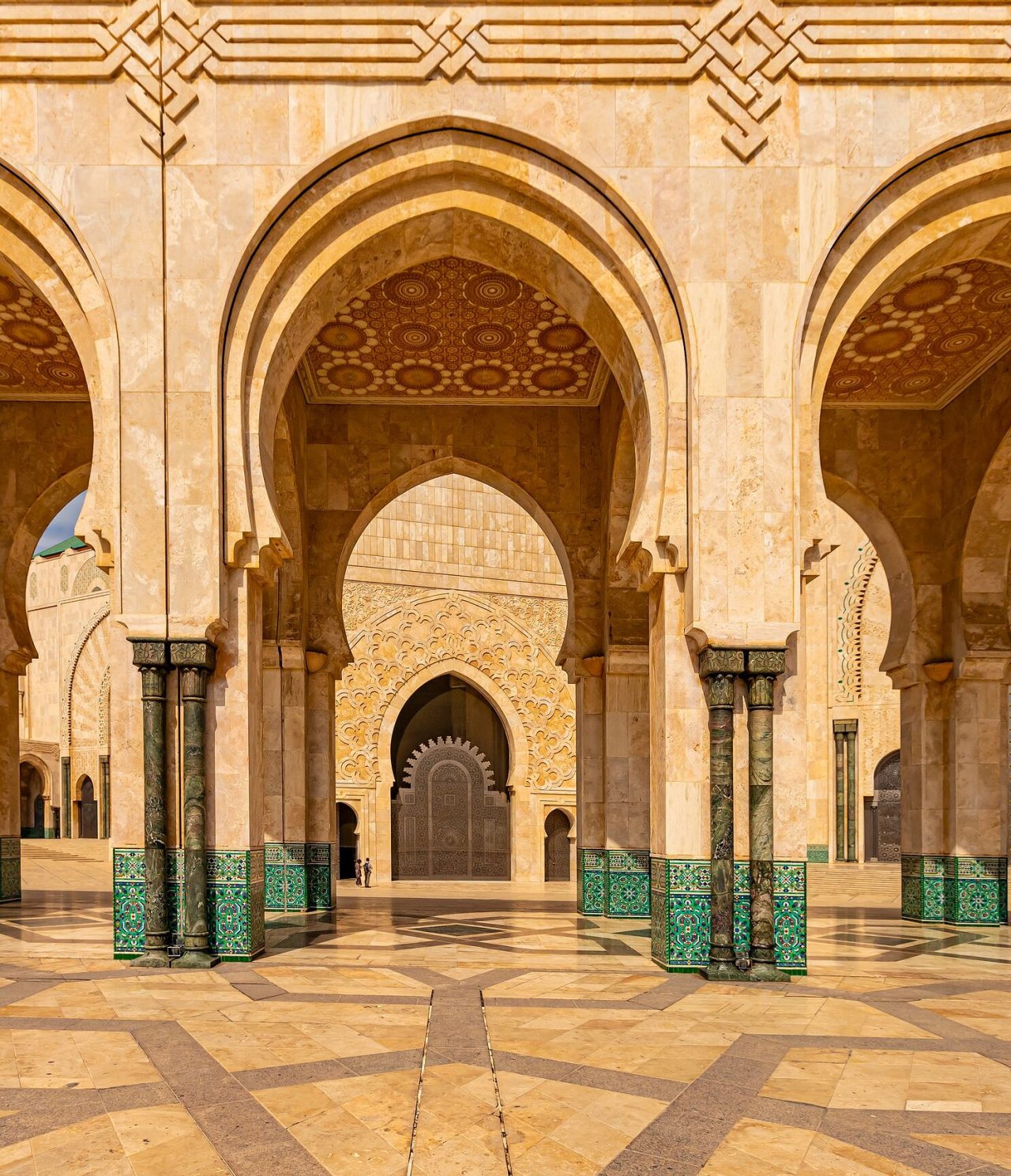 La arquitectura islámica moderna marca los arcos y arcadas de la Mezquita Hassan II en la ciudad de Casablanca