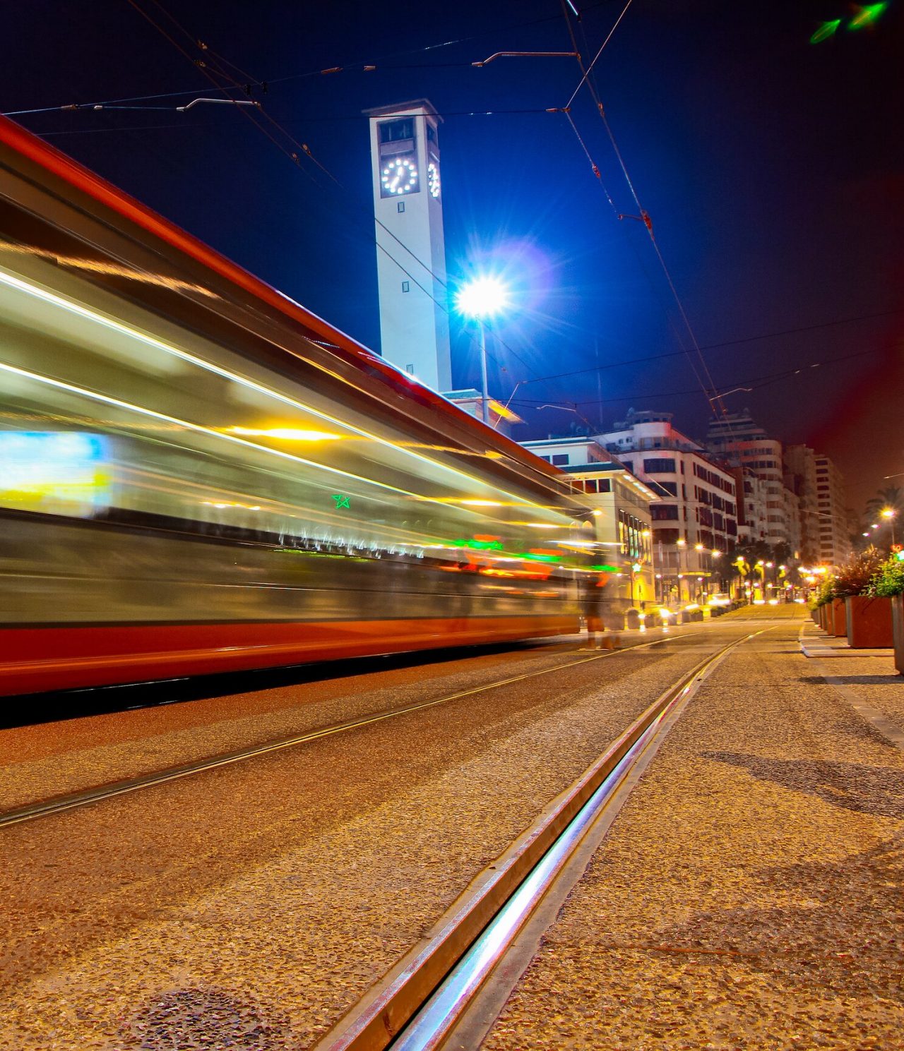 Desplázate al centro de la ciudad de varias formas, una de las cuales es en tren