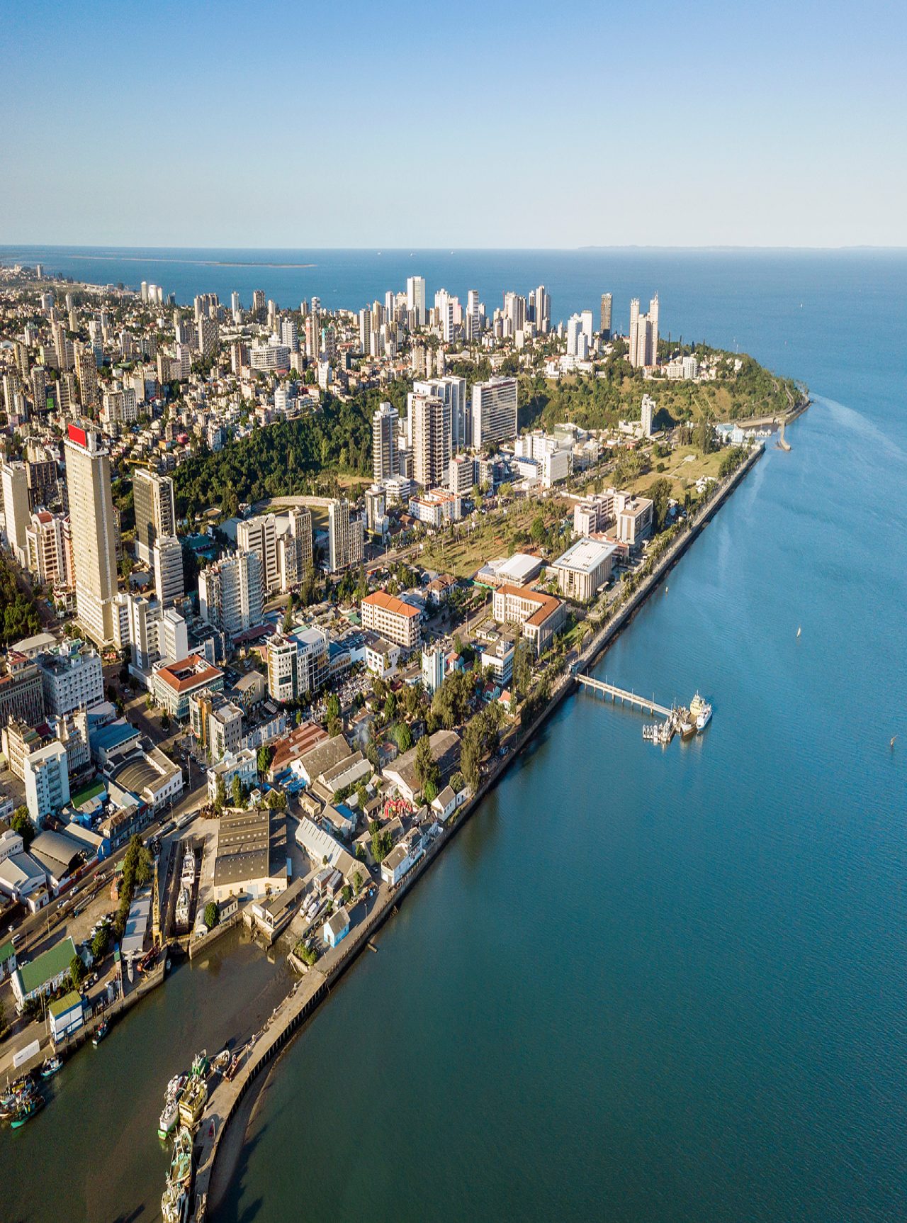 Vista aérea de Maputo, la capital de Mozambique, con varias concentraciones de edificios y el mar alrededor
