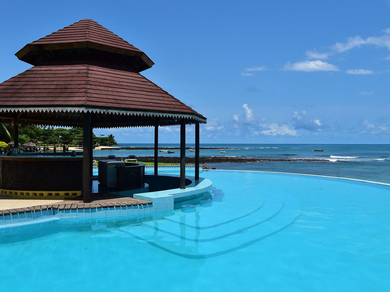 El bar Piscina, del Hotel en Ilhéu das Rolas, en Santo Tomé, es un bar en la piscina con vista al mar