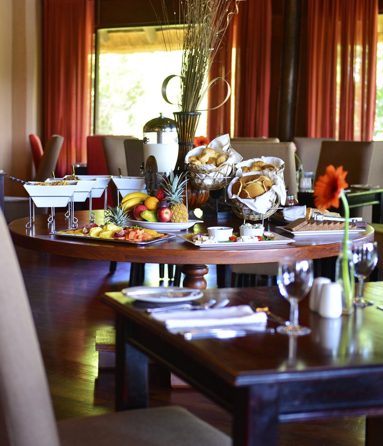 El restaurante Buhlebethu, del Hotel 4 Estrellas en Kruger Park, tiene una mesa redonda donde se puede servir comida