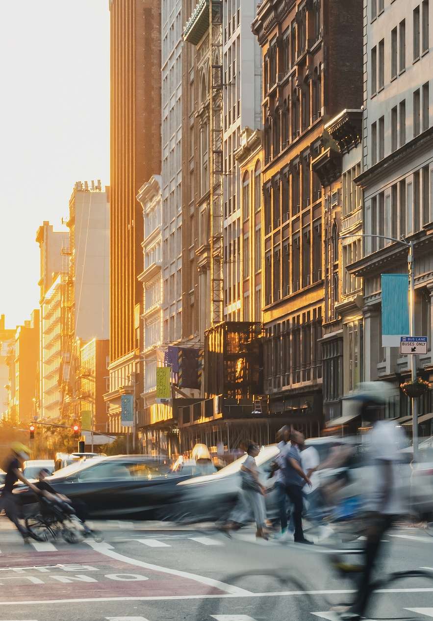 Vista de Fifth Avenue en Manhattan, Nueva York, con rascacielos, coches y personas en movimiento