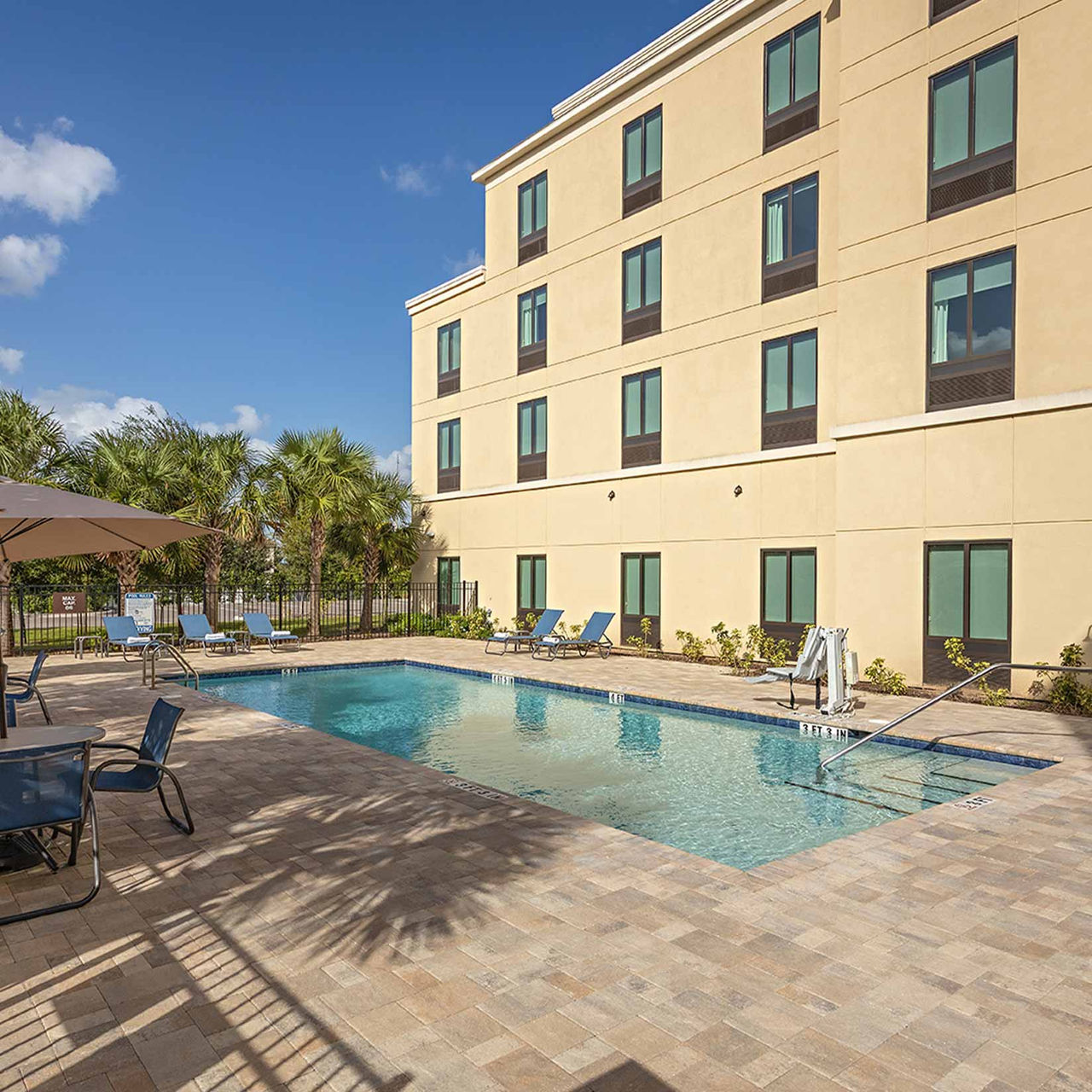 Pestana Orlando Suites Lake Buena Vista, Hotel en Orlando, en EE. UU. con piscina exterior y tumbonas