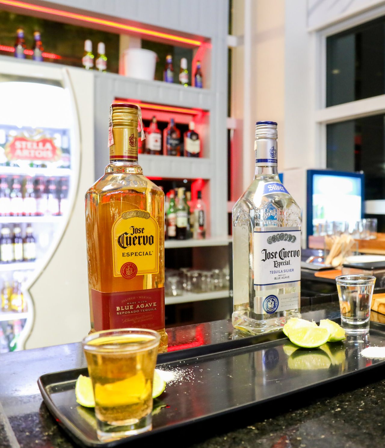 Bar del Pestana Curitiba, Hotel en Curitiba, en Brasil, con botellas de tequila y vasos sobre la barra