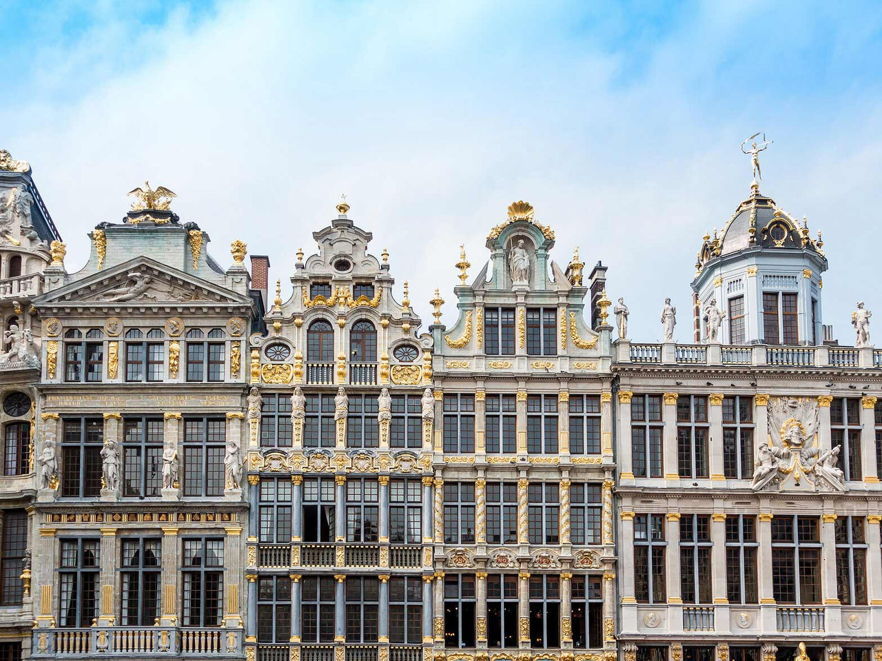 Alójese en un hotel en Bruselas, Bélgica, cerca del centro y observe sus edificios históricos