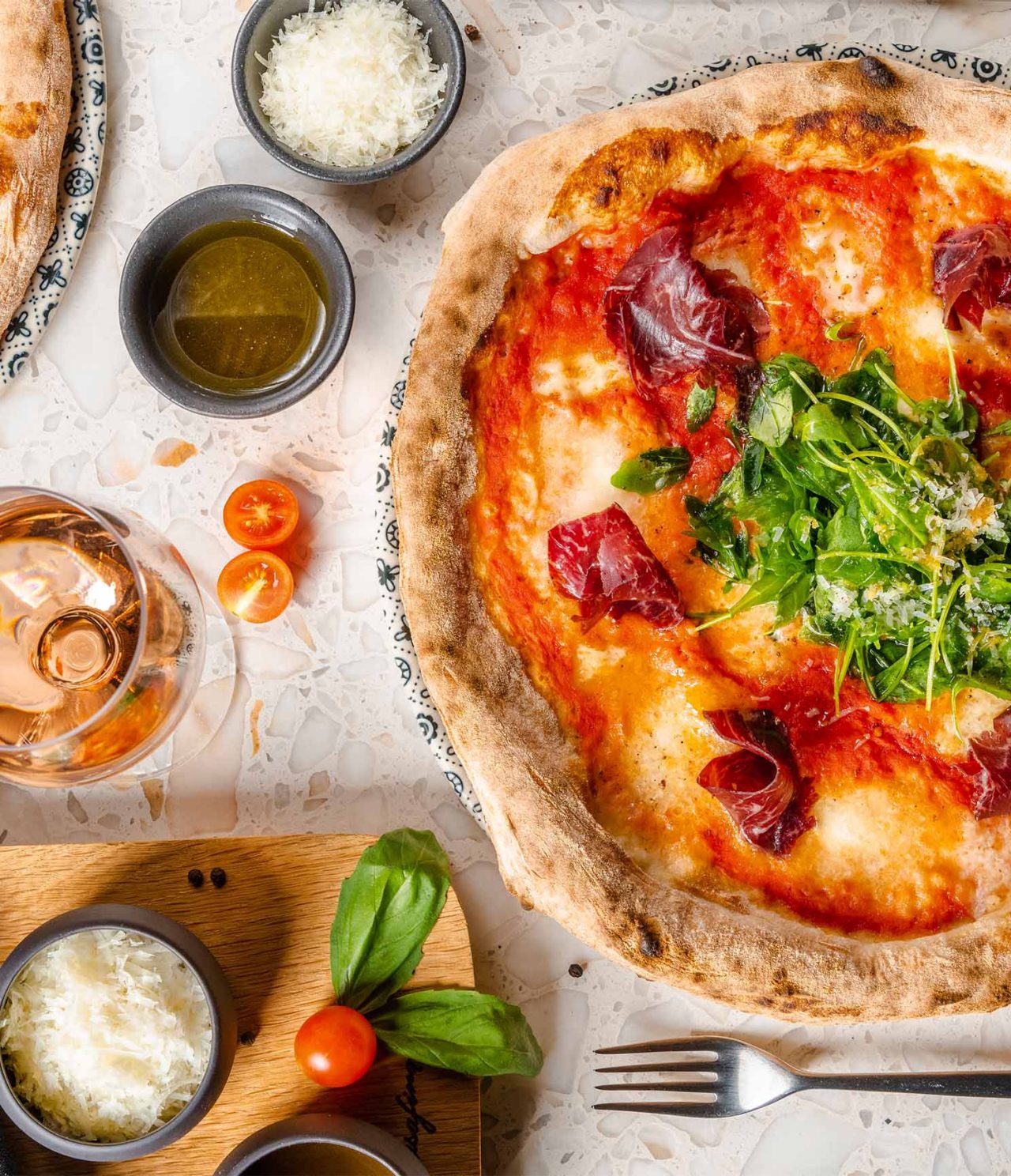 El restaurante Pizzaria, del Hotel en el Centro de Madrid, España, tiene pizzas hechas en horno de leña