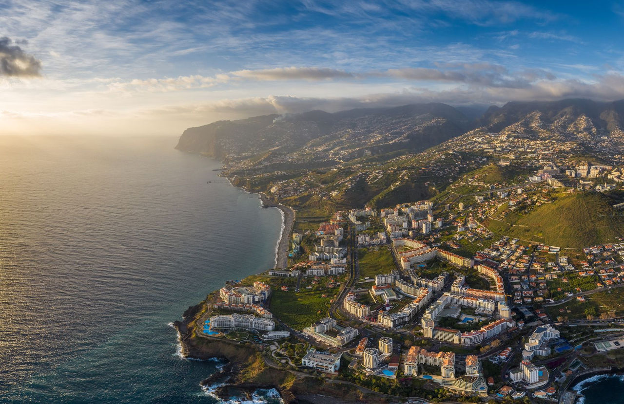 Vista aérea de la ciudad de Funchal en Madeira, con áreas urbanas densas y montañas al fondo