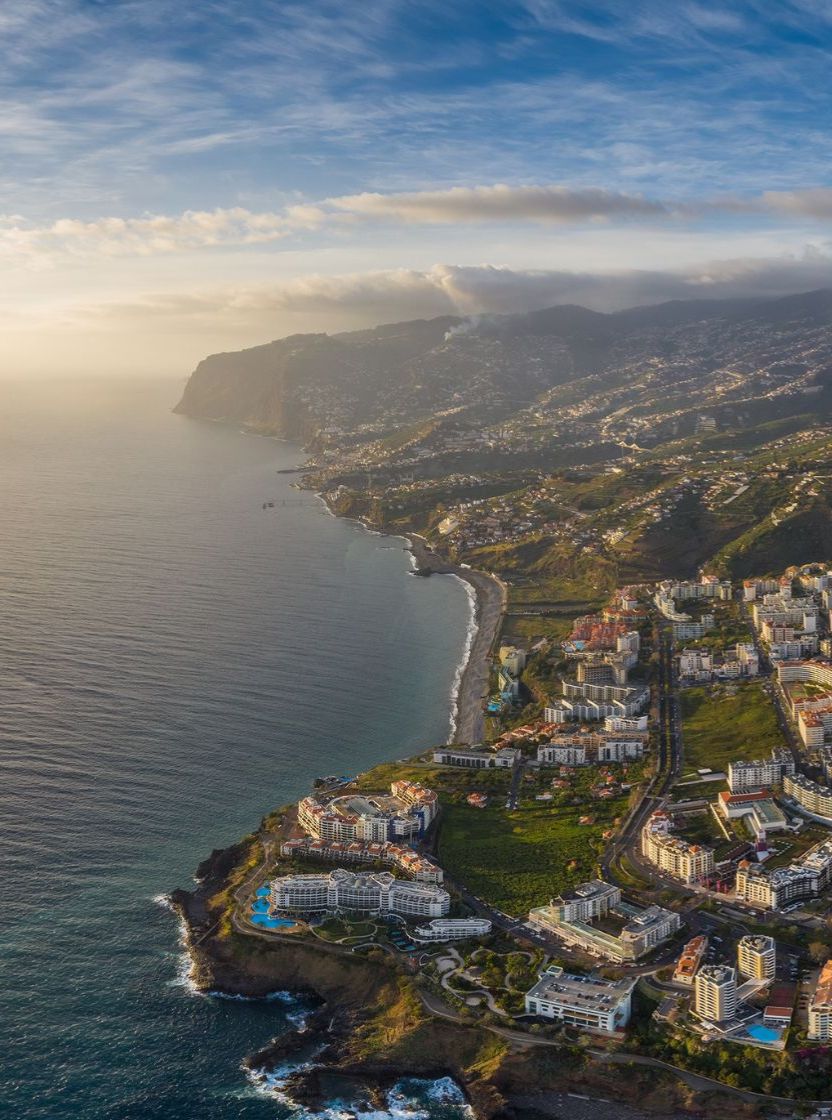 Vista aérea de la ciudad de Funchal en Madeira, con áreas urbanas densas y montañas al fondo