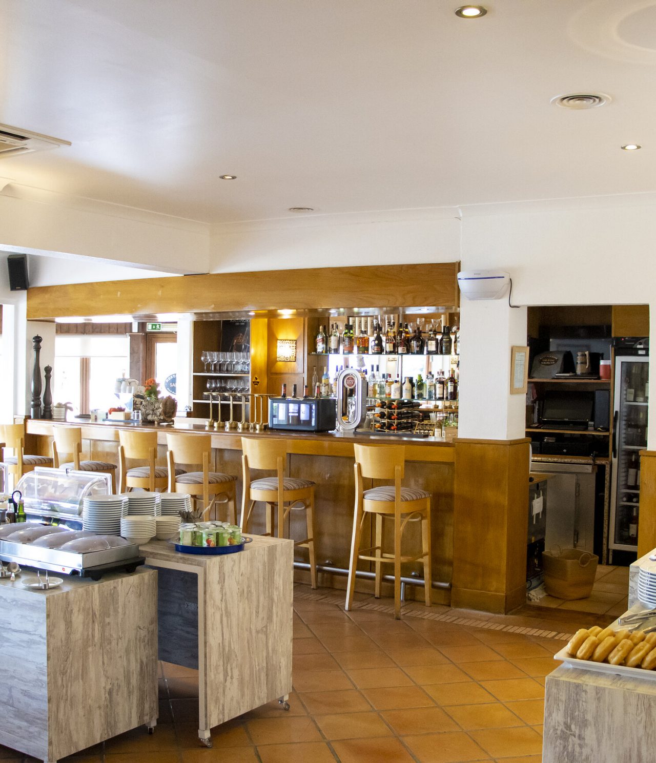 El restaurante Sal & Tal, del Hotel 4 Estrellas en Carvoeiro, Algarve, tiene un buffet y zona de bar de apoyo