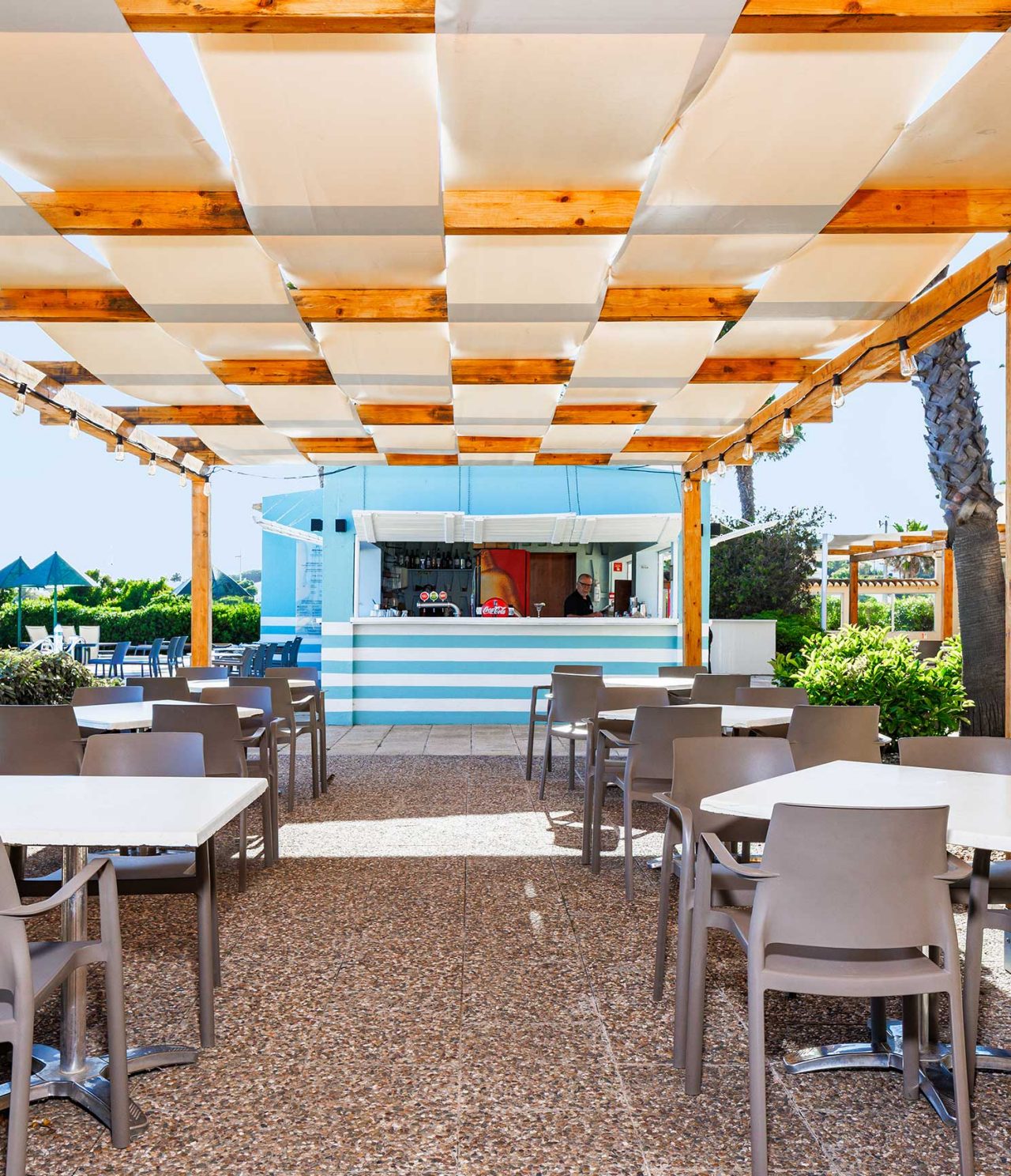 Restaurante del Pestana Viking Hotel con Piscina en Armação de Pêra, terraza junto al bar exterior