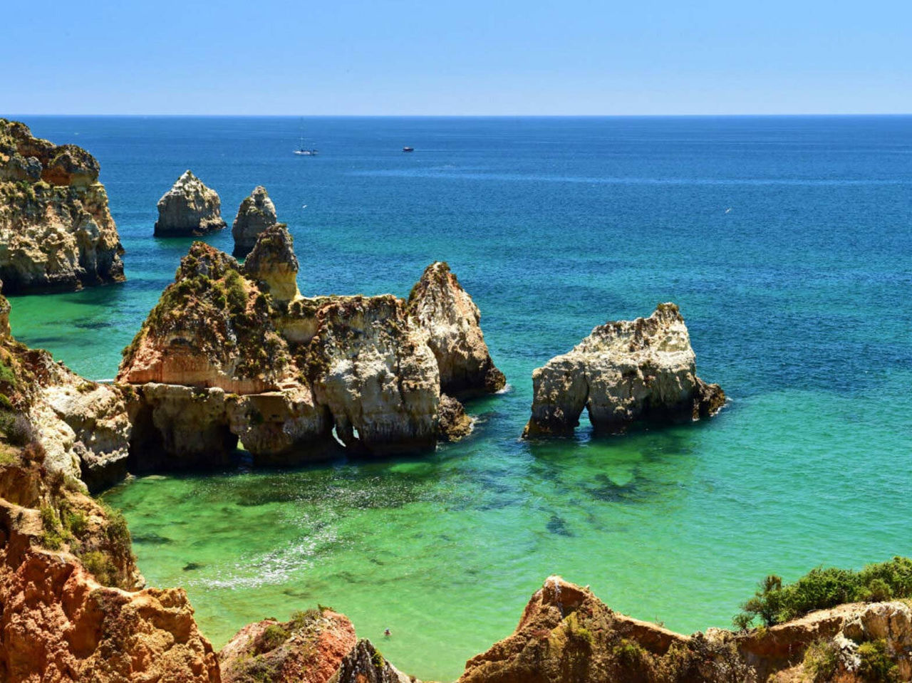 Explora Hoteles en Alvor, Algarve con vistas a formaciones rocosas y aguas turquesas del Atlántico