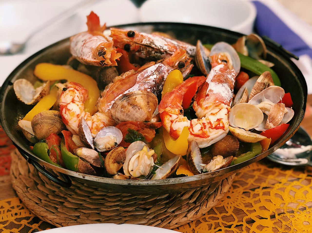 Explora Hoteles en Alvor, Algarve presentando mariscos frescos con gambas, almejas y pimientos salteados