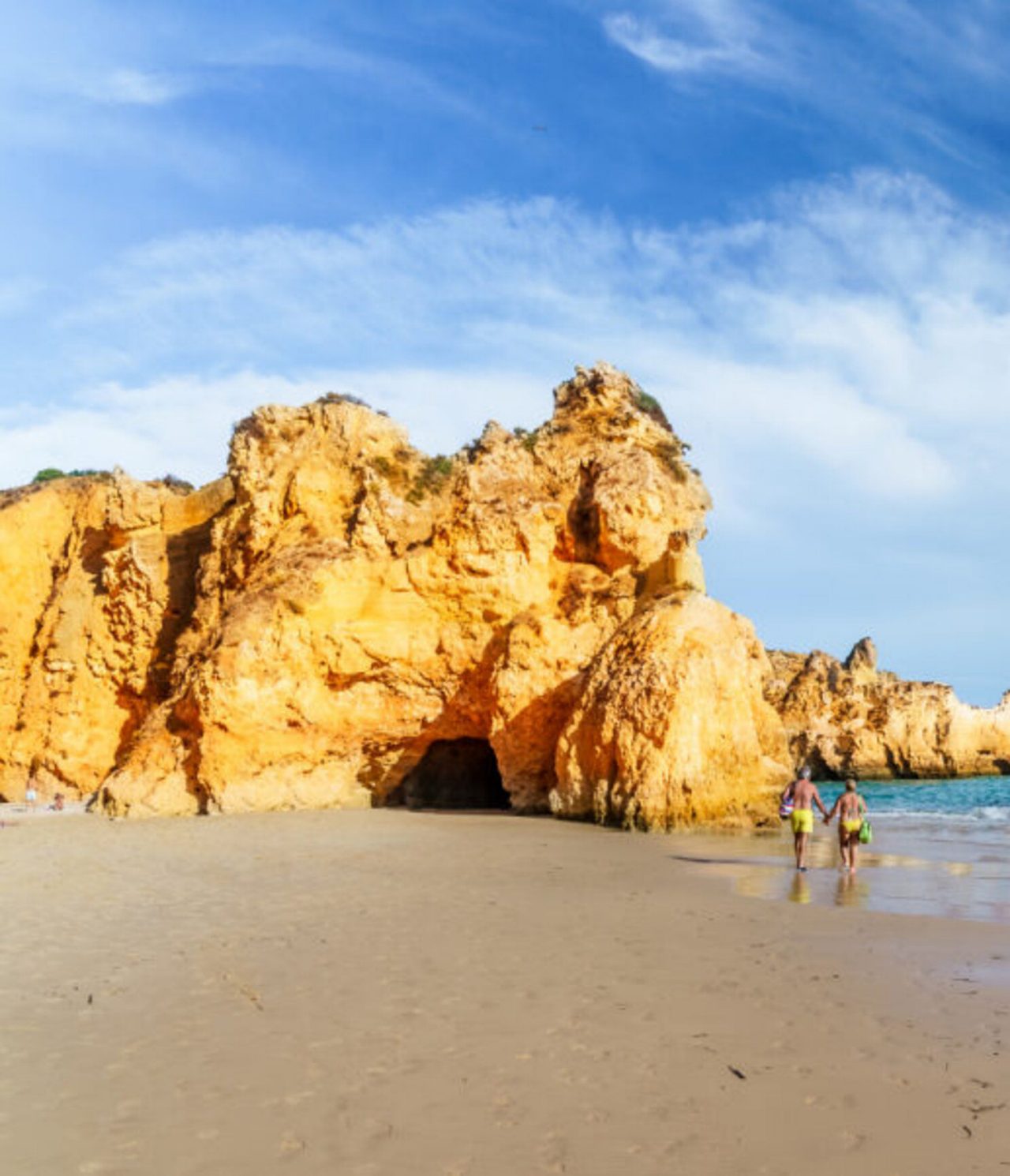 Explora Hoteles en Alvor, Algarve con vistas a acantilados dorados y playa tranquila junto al océano